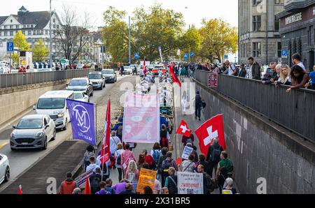 Begleitet von sogennanten Freiheitstrychlern ziehen einige sogenannte Querdenker durch die Zürcher Innenstadt. Bei vielen sind die Corona-Massnahmen, Stockfoto