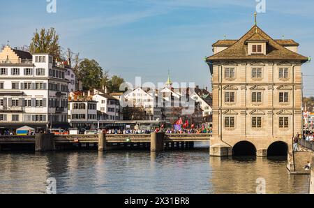 In Zürich stehen Teilnehmer der Querdenker Demonstration auf der Zürcher Rathausbrücke. Eine tragende Organisation ist die Bewegung Massvoll. (Zürich, Stockfoto