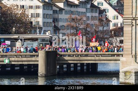 In Zürich stehen Teilnehmer der Querdenker Demonstration auf der Zürcher Rathausbrücke. Eine tragende Organisation ist die Bewegung Massvoll. (Zürich, Stockfoto