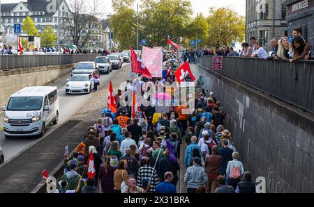 Begleitet von sogennanten Freiheitstrychlern ziehen einige sogenannte Querdenker durch die Zürcher Innenstadt. Bei vielen sind die Corona-Massnahmen, Stockfoto