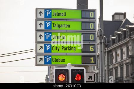 Das Parkleitsystem der Stadt Zürich direkt beim Hauptbahnhof Zürich zeigt in den fünf Parkhäusern in der Zürcher Innenstadt nur noch vereinzelt verfüg Stockfoto