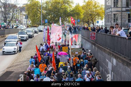 Begleitet von sogennanten Freiheitstrychlern ziehen einige sogenannte Querdenker durch die Zürcher Innenstadt. Bei vielen sind die Corona-Massnahmen, Stockfoto