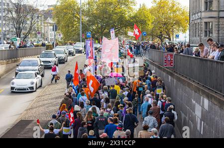 Begleitet von sogennanten Freiheitstrychlern ziehen einige sogenannte Querdenker durch die Zürcher Innenstadt. Bei vielen sind die Corona-Massnahmen, Stockfoto