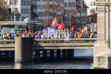 In Zürich stehen Teilnehmer der Querdenker Demonstration auf der Zürcher Rathausbrücke. Eine tragende Organisation ist die Bewegung Massvoll. (Zürich, Stockfoto