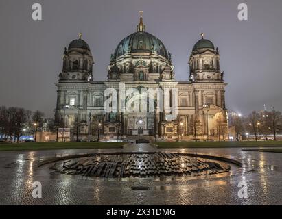 Berlin, Deutschland - 19. Dezember 2023 - malerischer Blick auf das berliner Domgebäude mit Modemer Brunnen im Vordergrund bei Dämmerung. Berlin Cat Stockfoto