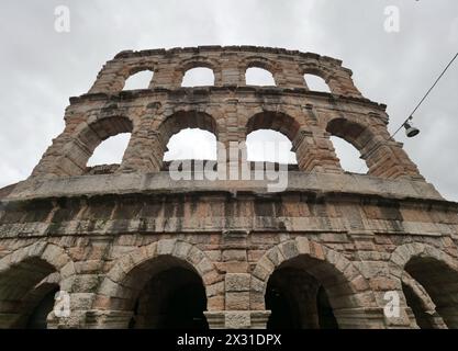 Verona, . April 2024. Für das lange Wochenende bietet Verona ab dem 25. April viele Möglichkeiten und außergewöhnliche Öffnungen in den Stadtmuseen und die Schifffahrt auf der Etsch mit dem Schlauchboot. Quelle: Unabhängige Fotoagentur/Alamy Live News Stockfoto