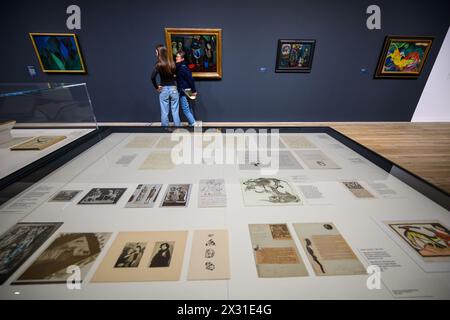 London, Großbritannien, 23. April 2024, ein internationaler Freundeskreis des frühen 20. Jahrhunderts, kam zusammen, um die moderne Kunst zu transformieren. Die Ausstellung The Expressionists: Kandinsky, Munter and the Blue Rider in Tate Modern befasst sich mit dieser Geschichte. Sie feiern ihre radikalen Experimente mit Form, Farbe, Klang und Leistung. Diese Ausstellung findet vom 25. April bis zum 20. Oktober 2024 statt. Andrew Lalchan Photography/Alamy Live News Stockfoto