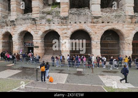 Verona, . April 2024. Für das lange Wochenende bietet Verona ab dem 25. April viele Möglichkeiten und außergewöhnliche Öffnungen in den Stadtmuseen und die Schifffahrt auf der Etsch mit dem Schlauchboot. Quelle: Unabhängige Fotoagentur/Alamy Live News Stockfoto