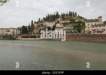 Verona, . April 2024. Für das lange Wochenende bietet Verona ab dem 25. April viele Möglichkeiten und außergewöhnliche Öffnungen in den Stadtmuseen und die Schifffahrt auf der Etsch mit dem Schlauchboot. Quelle: Unabhängige Fotoagentur/Alamy Live News Stockfoto