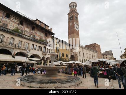 Verona, . April 2024. Für das lange Wochenende bietet Verona ab dem 25. April viele Möglichkeiten und außergewöhnliche Öffnungen in den Stadtmuseen und die Schifffahrt auf der Etsch mit dem Schlauchboot. Quelle: Unabhängige Fotoagentur/Alamy Live News Stockfoto