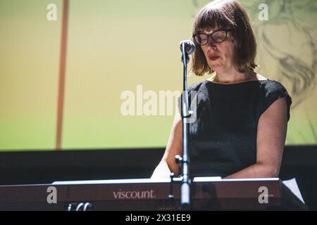 Tilburg, Niederlande. April 2024. Die belgische Musikerin und Sängerin Annelies Monsere gibt ein Live-Konzert während des niederländischen Musikfestivals Roadburn Festival 2024 in Tilburg. (Foto: Gonzales Foto - Peter Troest). Stockfoto