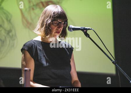 Tilburg, Niederlande. April 2024. Die belgische Musikerin und Sängerin Annelies Monsere gibt ein Live-Konzert während des niederländischen Musikfestivals Roadburn Festival 2024 in Tilburg. (Foto: Gonzales Foto - Peter Troest). Stockfoto