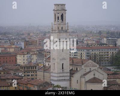 Verona, . April 2024. Für das lange Wochenende bietet Verona ab dem 25. April viele Möglichkeiten und außergewöhnliche Öffnungen in den Stadtmuseen und die Schifffahrt auf der Etsch mit dem Schlauchboot. Quelle: Unabhängige Fotoagentur/Alamy Live News Stockfoto