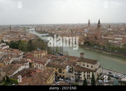 Verona, . April 2024. Für das lange Wochenende bietet Verona ab dem 25. April viele Möglichkeiten und außergewöhnliche Öffnungen in den Stadtmuseen und die Schifffahrt auf der Etsch mit dem Schlauchboot. Quelle: Unabhängige Fotoagentur/Alamy Live News Stockfoto