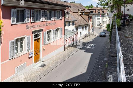 Über die Rheinhalden in Diessenhofen gelangt man zum Grenzübergang zwischen der Schweiz und Deutschland. In der Kurve ist das alte Zollgebäude zusehen Stockfoto