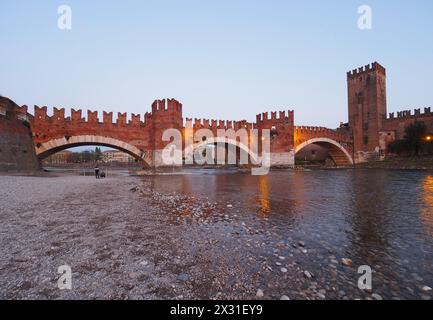 Verona, . April 2024. Für das lange Wochenende bietet Verona ab dem 25. April viele Möglichkeiten und außergewöhnliche Öffnungen in den Stadtmuseen und die Schifffahrt auf der Etsch mit dem Schlauchboot. Quelle: Unabhängige Fotoagentur/Alamy Live News Stockfoto