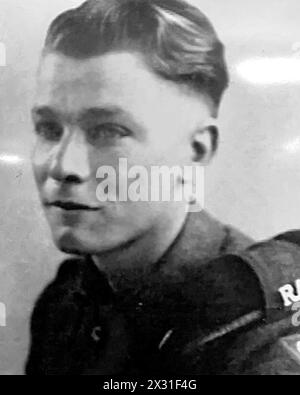 NUR SCHWARZWEISS IN bester QUALITÄT VERFÜGBAR undatierte Familienhandout Datei Foto von D-Day Veteran Bill Gladden, der im Alter von 100 Jahren gestorben ist. Der 100-jährige Kriegsveteran William 'Bill' Gladden, der am D-Day in die Normandie flog, starb heute Morgen in seinem Haus in Haverhill, Suffolk. Ausgabedatum: Mittwoch, 24. April 2024. Stockfoto