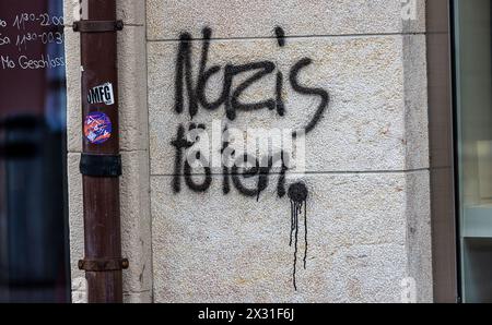 Auf einem Haus in der Schaffhauser Altstadt wurde grob 'Nazis getötet' mit Farbspray geschrieben. (Schaffhausen, Schweiz, 06.11.2022) Stockfoto