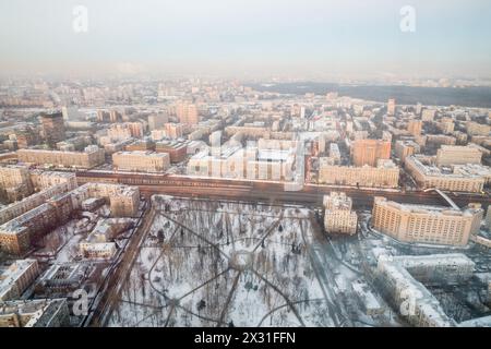 Große winterliche Stadtlandschaft aus einer Höhe von einem der Stadtteile von Moskau Stockfoto