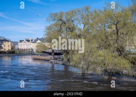 Motala Stream und Wasserpark Strömparken im Frühjahr in Norrköping. Norrköping ist eine historische Industriestadt in Schweden Stockfoto