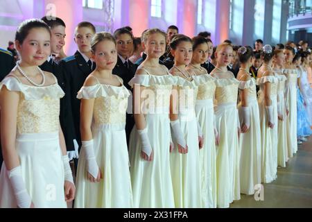 MOSKAU - 22. Februar: Die Mädchen in weißen Kleidern auf dem Kadettenball des Kremls in Manege, am 22. Februar 2013 in Moskau, Russland. 2013 ist Ball Zeit Stockfoto