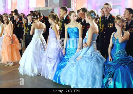 MOSKAU - 22. Februar: Mädchen und Jungen warten auf den Start des Balls am 22. Februar 2013 in Moskau, Russland. Stockfoto