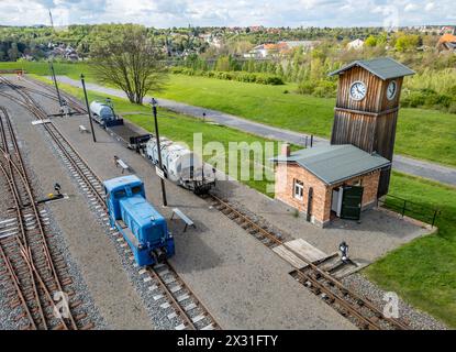 Hettstedt, Deutschland. April 2024. Mitglieder des Vereins Mansfelder Bergwerksbahn bereiten Güterwagen am Bahnhof Kupferkammerhütte vor. Die älteste in Betrieb befindliche Schmalspurbahn Deutschlands wird auch als dampfbetriebene Museumsbahn auf einem Teil des ehemals umfangreichen Bergbaubahnnetzes im Mansfeld betrieben. (Luftaufnahme mit Drohne) Credit: Jan Woitas/dpa/Alamy Live News Stockfoto