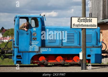 Hettstedt, Deutschland. April 2024. Ein Mitglied des Vereins Mansfelder Bergwerksbahn rangiert Güterwagen mit Diesellokomotive am Bahnhof Kupferkammerhütte. Die älteste in Betrieb befindliche Schmalspurbahn Deutschlands wird auch als dampfbetriebene Museumsbahn auf einem Teil des ehemals umfangreichen Bergbaubahnnetzes im Mansfeld betrieben. Quelle: Jan Woitas/dpa/Alamy Live News Stockfoto