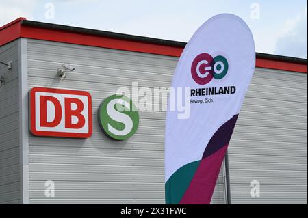 Köln, Deutschland. April 2024. Logo, Schriftzug und Slogan bei der Präsentation der neuen S-Bahn-Züge von GO.Rheinland, Verkehrsverbund Rhein-Ruhr (VRR) und DB Regio NRW. Sie machen die Kölner S-Bahn für die Zukunft im Kölner S-Bahn-Netz bereit und setzen neue Maßstäbe Credit: Horst Galuschka/dpa/Horst Galuschka dpa/Alamy Live News Stockfoto