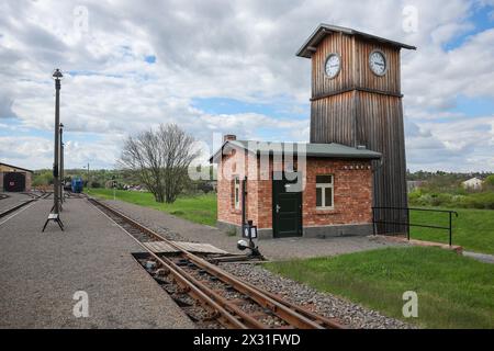 Hettstedt, Deutschland. April 2024. Der Bahnhof Kupferkammerhütte der Mansfelder Bergbaubahn mit dem historischen Uhrenturm. Die älteste in Betrieb befindliche Schmalspurbahn Deutschlands wird auch als dampfbetriebene Museumsbahn auf einem Teil des ehemals umfangreichen Bergbaubahnnetzes im Mansfeld betrieben. Quelle: Jan Woitas/dpa/Alamy Live News Stockfoto