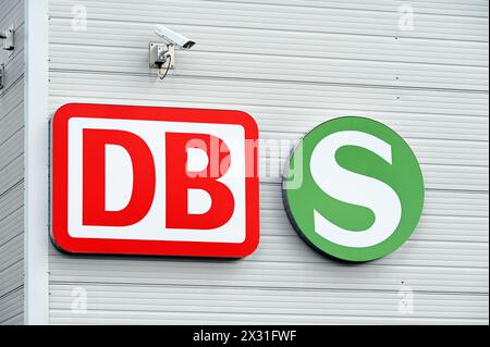Köln, Deutschland. April 2024. Logo, DB Deutsche Bahn und S Bahn Schriftzug: Horst Galuschka/dpa/Horst Galuschka dpa/Alamy Live News Stockfoto