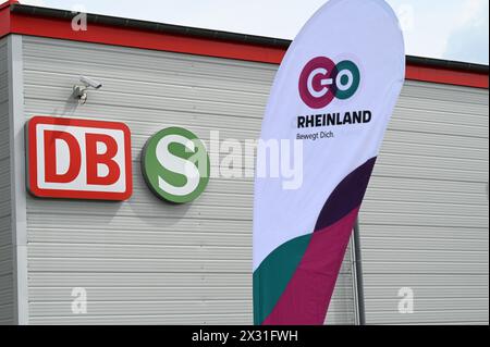 Köln, Deutschland. April 2024. Logo, Schriftzug zur Präsentation der neuen S-Bahn-Züge von GO.Rheinland, Verkehrsverbund Rhein-Ruhr (VRR) und DB Regio NRW. Sie machen die Kölner S-Bahn für die Zukunft im Kölner S-Bahn-Netz bereit und setzen neue Maßstäbe Credit: Horst Galuschka/dpa/Horst Galuschka dpa/Alamy Live News Stockfoto