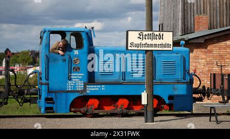 Hettstedt, Deutschland. April 2024. Ein Mitglied des Vereins Mansfelder Bergwerksbahn rangiert Güterwagen mit Diesellokomotive am Bahnhof Kupferkammerhütte. Die älteste in Betrieb befindliche Schmalspurbahn Deutschlands wird auch als dampfbetriebene Museumsbahn auf einem Teil des ehemals umfangreichen Bergbaubahnnetzes im Mansfeld betrieben. Quelle: Jan Woitas/dpa/Alamy Live News Stockfoto