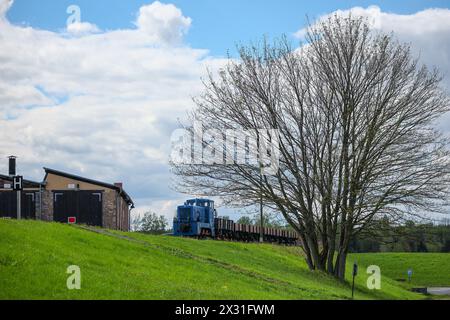 Hettstedt, Deutschland. April 2024. Am Bahnhof Kupferkammerhütte steht eine Diesellokomotive der Mansfelder Bergwerksbahn. Die älteste in Betrieb befindliche Schmalspurbahn Deutschlands wird auch als dampfbetriebene Museumsbahn auf einem Teil des ehemals umfangreichen Bergbaubahnnetzes im Mansfeld betrieben. Quelle: Jan Woitas/dpa/Alamy Live News Stockfoto