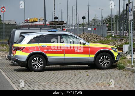 Köln, Deutschland. April 2024. Notfallmanagementfahrzeug DB Deutsche Bahn Notfallmanager Credit: Horst Galuschka/dpa/Horst Galuschka dpa/Alamy Live News Stockfoto