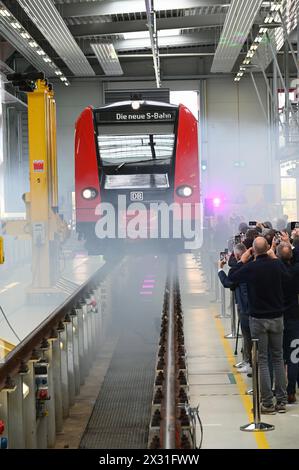 Köln, Deutschland. April 2024. Der Eingang bei der Vorstellung der neuen S-Bahn-Züge von GO.Rheinland, Verkehrsverbund Rhein-Ruhr (VRR) und DB Regio NRW. Sie machen die Kölner S-Bahn für die Zukunft im Kölner S-Bahn-Netz bereit und setzen neue Maßstäbe Credit: Horst Galuschka/dpa/Horst Galuschka dpa/Alamy Live News Stockfoto