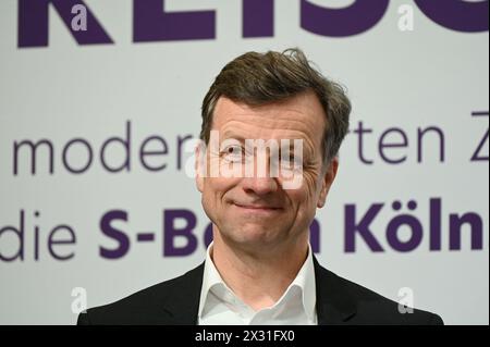 Köln, Deutschland. April 2024. Ascan Egerer, Leiter Mobilität der Stadt Köln, bei der Vorstellung der neuen S-Bahn-Züge von GO.Rheinland, Verkehrsverbund Rhein-Ruhr (VRR) und DB Regio NRW. Sie machen die Kölner S-Bahn für die Zukunft im Kölner S-Bahn-Netz bereit und setzen neue Maßstäbe Credit: Horst Galuschka/dpa/Horst Galuschka dpa/Alamy Live News Stockfoto