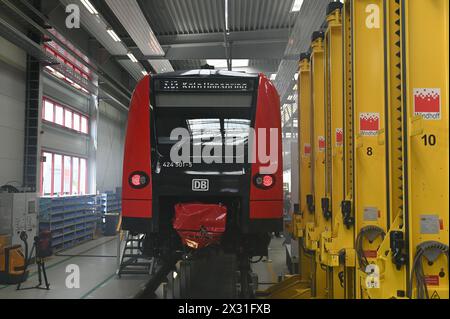 Köln, Deutschland. April 2024. Der Eingang bei der Vorstellung der neuen S-Bahn-Züge von GO.Rheinland, Verkehrsverbund Rhein-Ruhr (VRR) und DB Regio NRW. Sie machen die Kölner S-Bahn für die Zukunft im Kölner S-Bahn-Netz bereit und setzen neue Maßstäbe Credit: Horst Galuschka/dpa/Horst Galuschka dpa/Alamy Live News Stockfoto