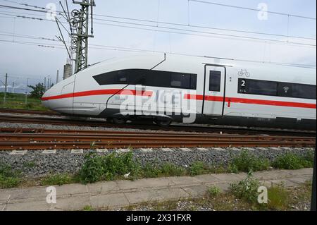 Köln, Deutschland. April 2024. DB Deutsche Bahn ICE-Triebwagenkredit: Horst Galuschka/dpa/Horst Galuschka dpa/Alamy Live News Stockfoto