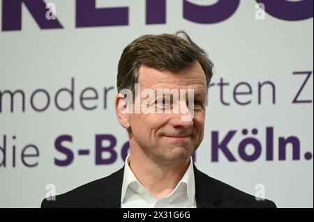 Köln, Deutschland. April 2024. Ascan Egerer, Leiter Mobilität der Stadt Köln, bei der Vorstellung der neuen S-Bahn-Züge von GO.Rheinland, Verkehrsverbund Rhein-Ruhr (VRR) und DB Regio NRW. Sie machen die Kölner S-Bahn für die Zukunft im Kölner S-Bahn-Netz bereit und setzen neue Maßstäbe Credit: Horst Galuschka/dpa/Horst Galuschka dpa/Alamy Live News Stockfoto