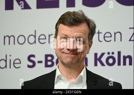 Köln, Deutschland. April 2024. Ascan Egerer, Leiter Mobilität der Stadt Köln, bei der Vorstellung der neuen S-Bahn-Züge von GO.Rheinland, Verkehrsverbund Rhein-Ruhr (VRR) und DB Regio NRW. Sie machen die Kölner S-Bahn für die Zukunft im Kölner S-Bahn-Netz bereit und setzen neue Maßstäbe Credit: Horst Galuschka/dpa/Horst Galuschka dpa/Alamy Live News Stockfoto