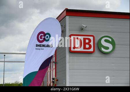 Köln, Deutschland. April 2024. Logo, Schriftzug und Slogan bei der Präsentation der neuen S-Bahn-Züge von GO.Rheinland, Verkehrsverbund Rhein-Ruhr (VRR) und DB Regio NRW. Sie machen die Kölner S-Bahn für die Zukunft im Kölner S-Bahn-Netz bereit und setzen neue Maßstäbe Credit: Horst Galuschka/dpa/Horst Galuschka dpa/Alamy Live News Stockfoto