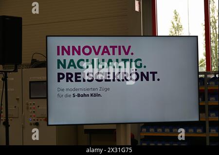 Köln, Deutschland. April 2024. Slogan bei der Vorstellung der neuen S-Bahn-Züge von GO.Rheinland, Verkehrsverbund Rhein-Ruhr (VRR) und DB Regio NRW. Sie machen die Kölner S-Bahn für die Zukunft im Kölner S-Bahn-Netz bereit und setzen neue Maßstäbe Credit: Horst Galuschka/dpa/Horst Galuschka dpa/Alamy Live News Stockfoto