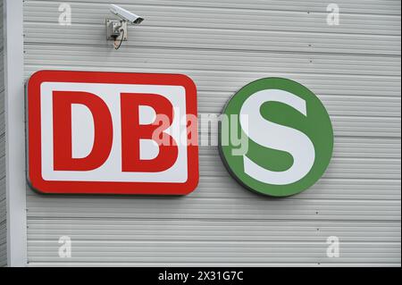 Köln, Deutschland. April 2024. Logo, DB Deutsche Bahn und S Bahn Schriftzug: Horst Galuschka/dpa/Horst Galuschka dpa/Alamy Live News Stockfoto
