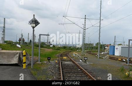 Köln, Deutschland. April 2024. Ein Bahngleis an einer DB Deutsche Bahn Kreuzung Credit: Horst Galuschka/dpa/Horst Galuschka dpa/Alamy Live News Stockfoto