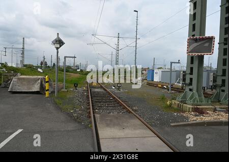 Köln, Deutschland. April 2024. Ein Bahngleis an einer DB Deutsche Bahn Kreuzung Credit: Horst Galuschka/dpa/Horst Galuschka dpa/Alamy Live News Stockfoto