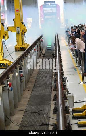 Köln, Deutschland. April 2024. Der Eingang bei der Vorstellung der neuen S-Bahn-Züge von GO.Rheinland, Verkehrsverbund Rhein-Ruhr (VRR) und DB Regio NRW. Sie machen die Kölner S-Bahn für die Zukunft im Kölner S-Bahn-Netz bereit und setzen neue Maßstäbe Credit: Horst Galuschka/dpa/Horst Galuschka dpa/Alamy Live News Stockfoto