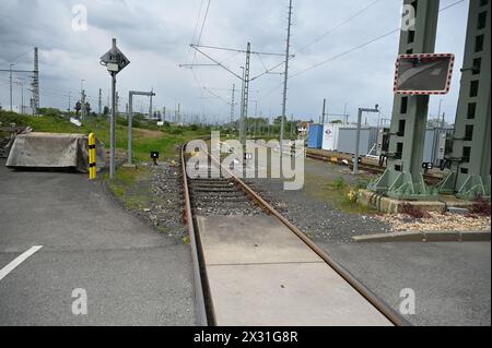 Köln, Deutschland. April 2024. Ein Bahngleis an einer DB Deutsche Bahn Kreuzung Credit: Horst Galuschka/dpa/Horst Galuschka dpa/Alamy Live News Stockfoto