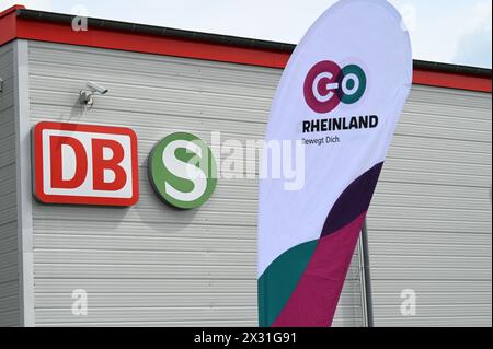 Köln, Deutschland. April 2024. Logo, Schriftzug und Slogan bei der Präsentation der neuen S-Bahn-Züge von GO.Rheinland, Verkehrsverbund Rhein-Ruhr (VRR) und DB Regio NRW. Sie machen die Kölner S-Bahn für die Zukunft im Kölner S-Bahn-Netz bereit und setzen neue Maßstäbe Credit: Horst Galuschka/dpa/Horst Galuschka dpa/Alamy Live News Stockfoto