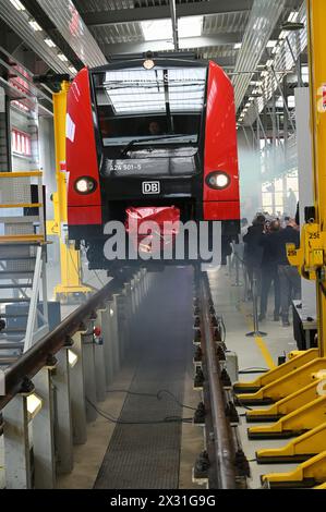 Köln, Deutschland. April 2024. Der Eingang bei der Vorstellung der neuen S-Bahn-Züge von GO.Rheinland, Verkehrsverbund Rhein-Ruhr (VRR) und DB Regio NRW. Sie machen die Kölner S-Bahn für die Zukunft im Kölner S-Bahn-Netz bereit und setzen neue Maßstäbe Credit: Horst Galuschka/dpa/Horst Galuschka dpa/Alamy Live News Stockfoto